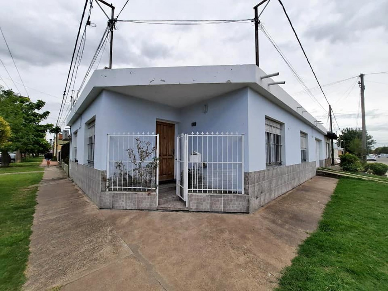 CASA SOBRE AVENIDA