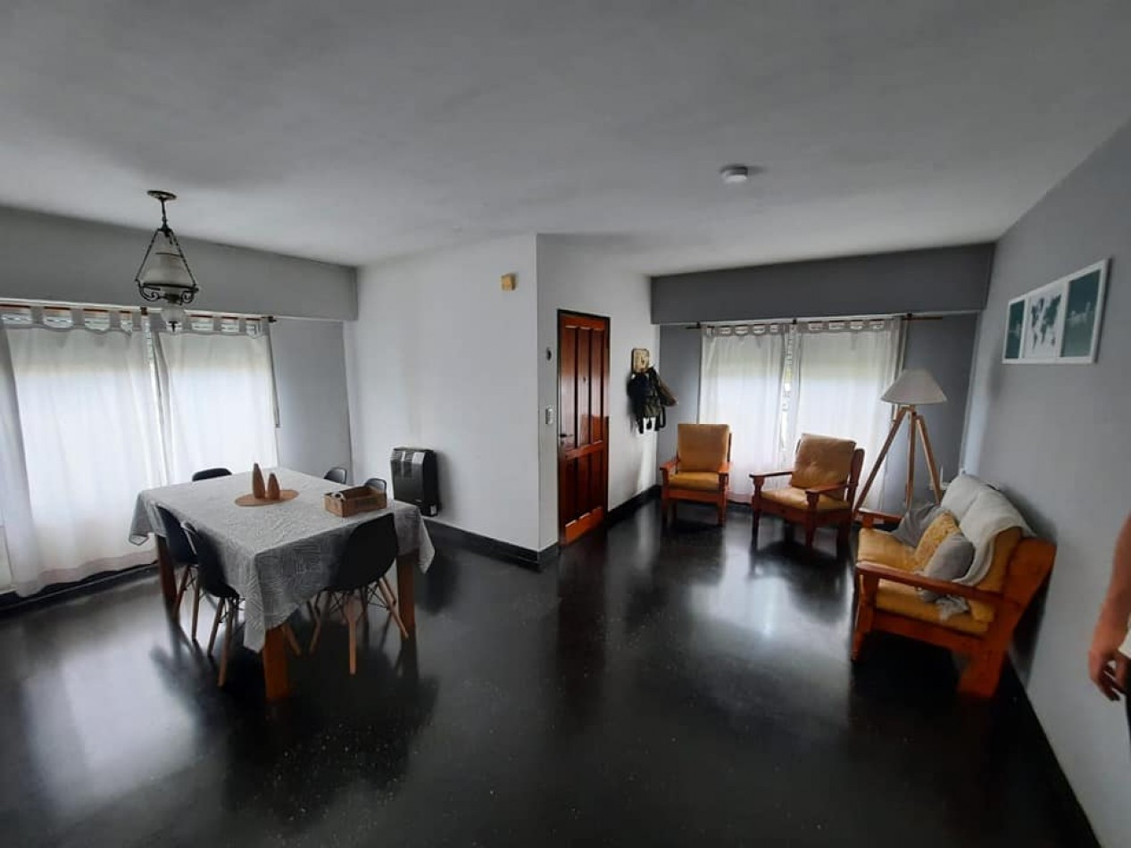 CASA SOBRE AVENIDA