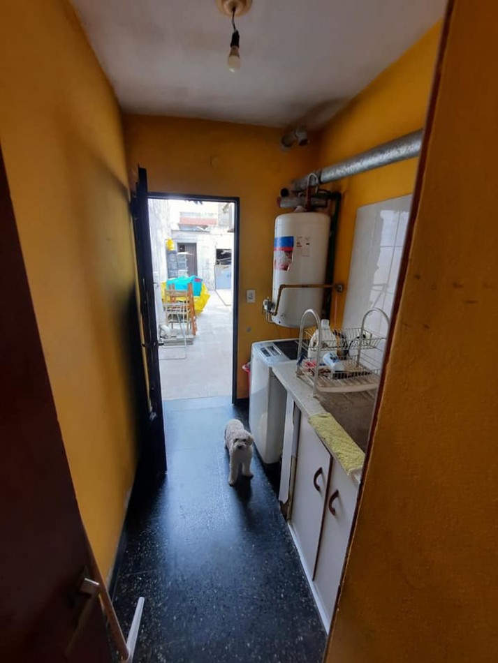 CASA SOBRE AVENIDA