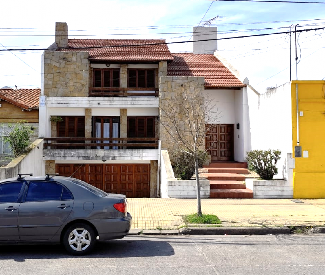 EXCELENTE CHALET SOBRE AVENIDA